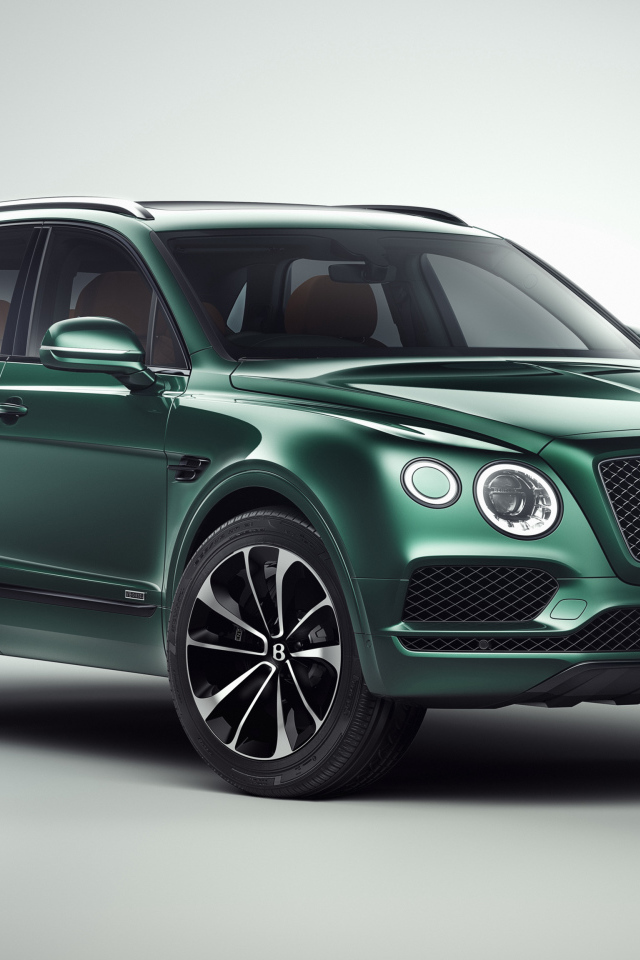 Зеленый автомобиль Bentley Bentayga 2018 года на сером фоне