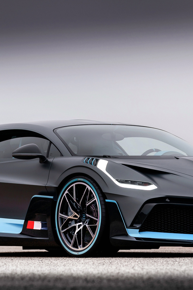 Черный спортивный автомобиль Bugatti Divo, 2018 года на сером фоне