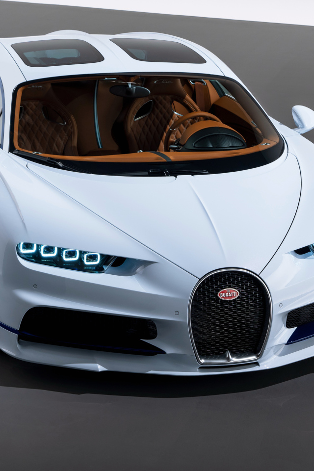 Дорогой белый автомобиль Bugatti Chiron