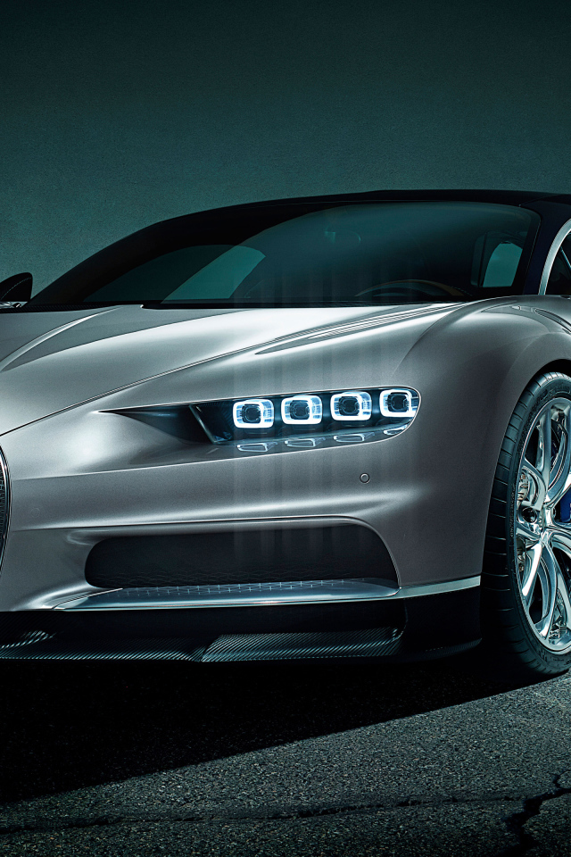 Серебристый быстрый автомобиль Bugatti Chiron, 2018