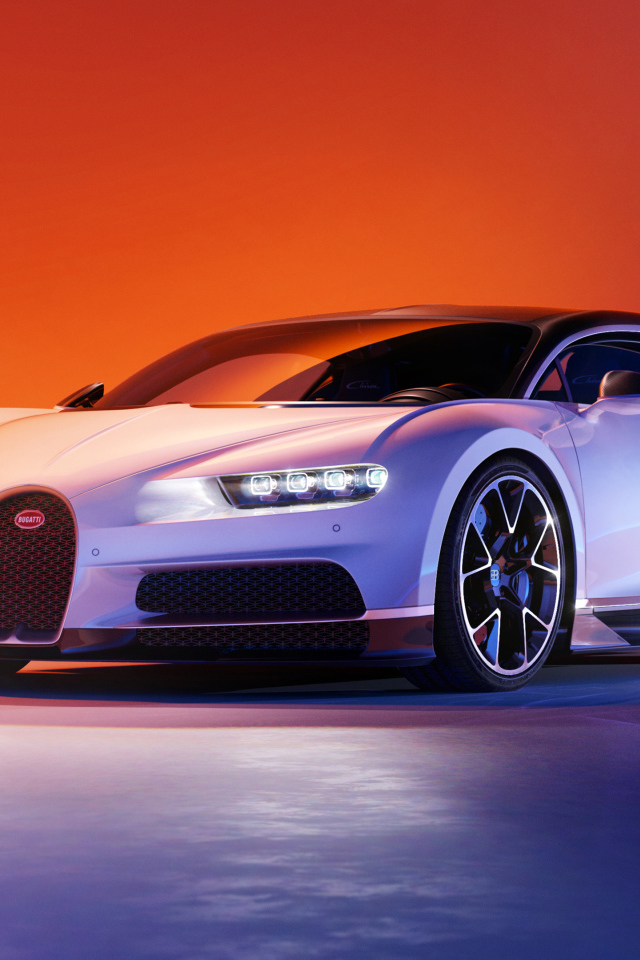 Серебристый дорогой автомобиль Bugatti Chiron