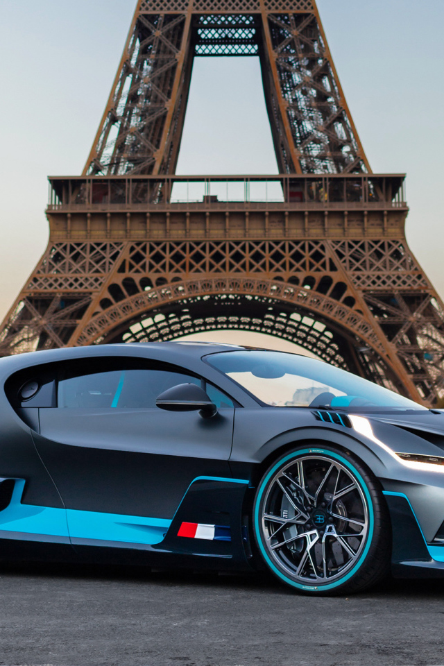 Спортивный автомобиль Bugatti Divo  на фоне Эйфелевой башни