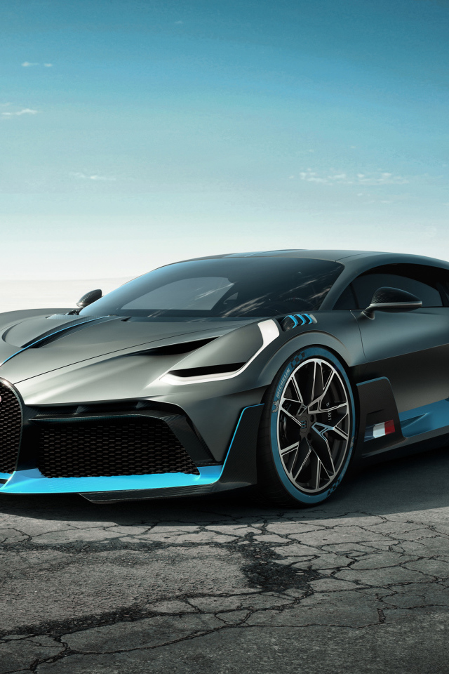 Суперкар Bugatti Divo, 2019 года на фоне голубого неба
