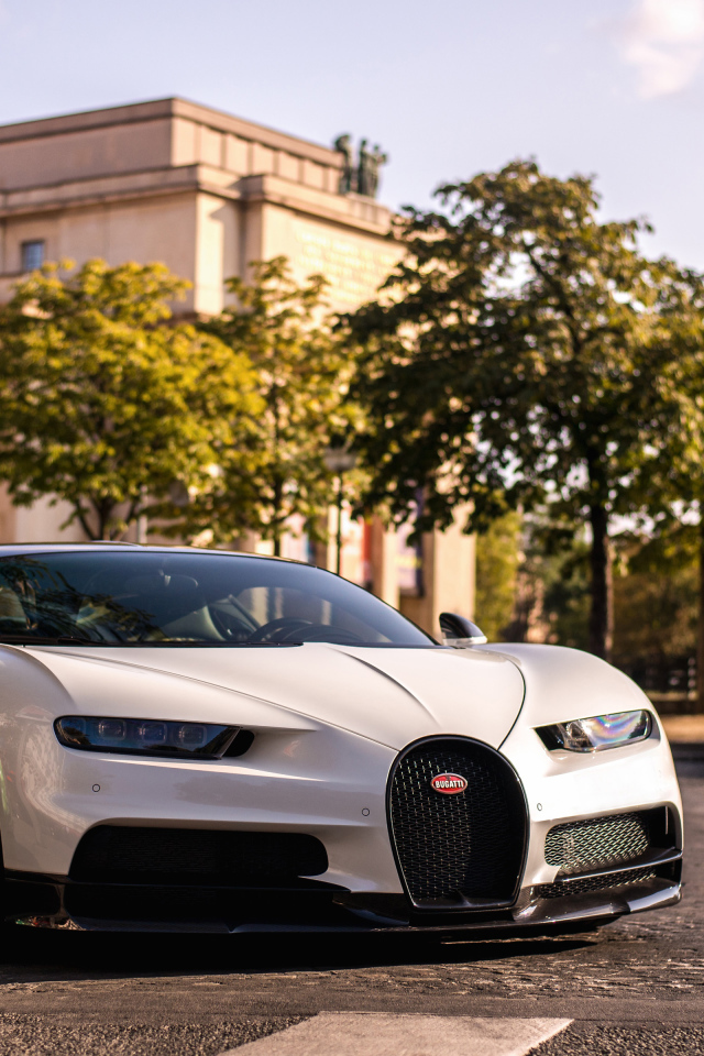 Белый автомобиль Bugatti Chiron, 2018 на дороге в городе