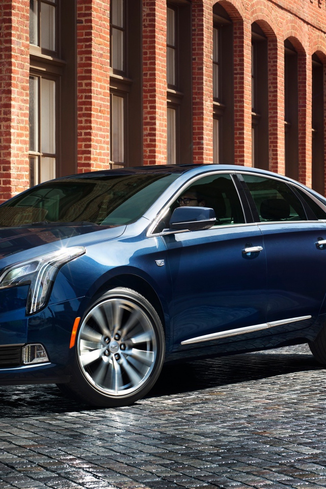 Синий стильный автомобиль Cadillac XTS, 2017