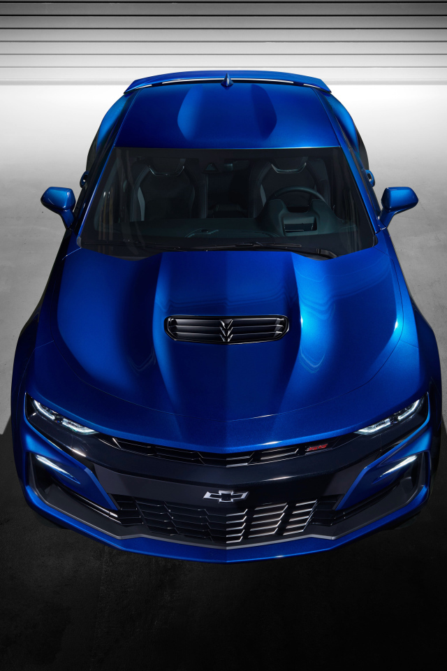 Синий автомобиль Chevrolet Camaro SS, 2018 года