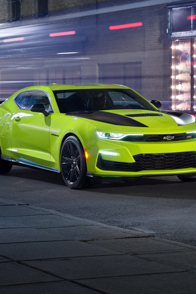 Салатовый автомобиль Chevrolet Camaro SS Shock