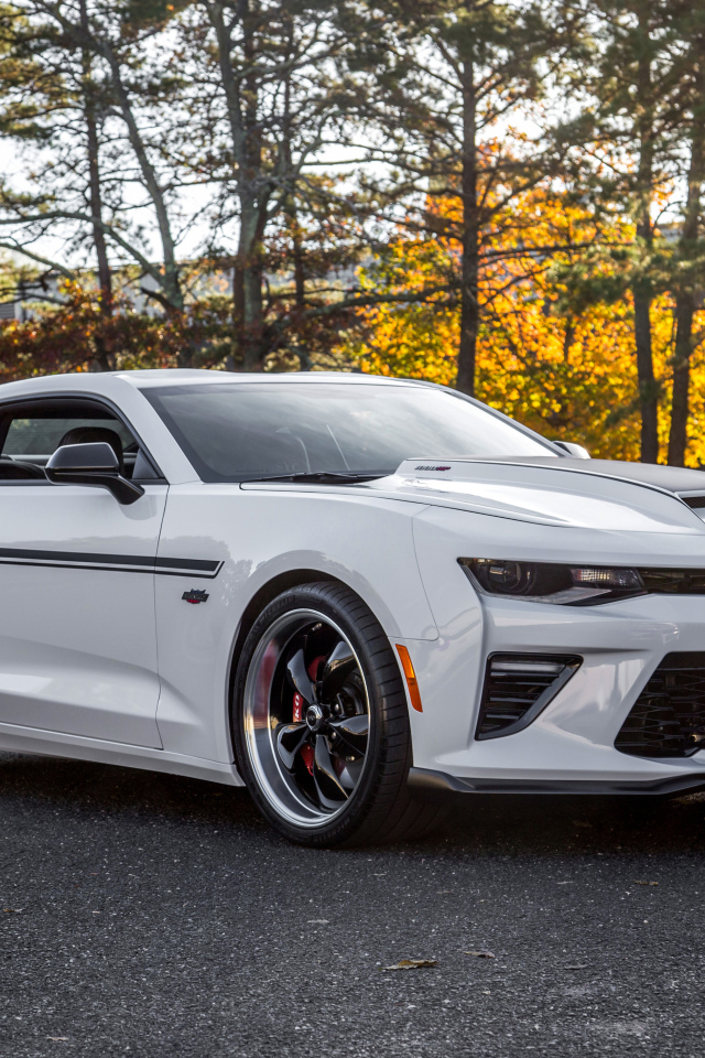 Белый быстрый автомобиль Chevrolet Camaro, 2018 года