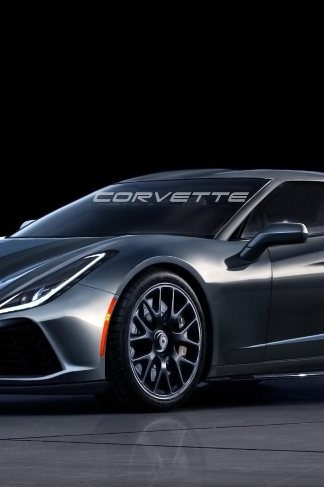 Серебристый быстрый автомобиль шевроле корвет 2019