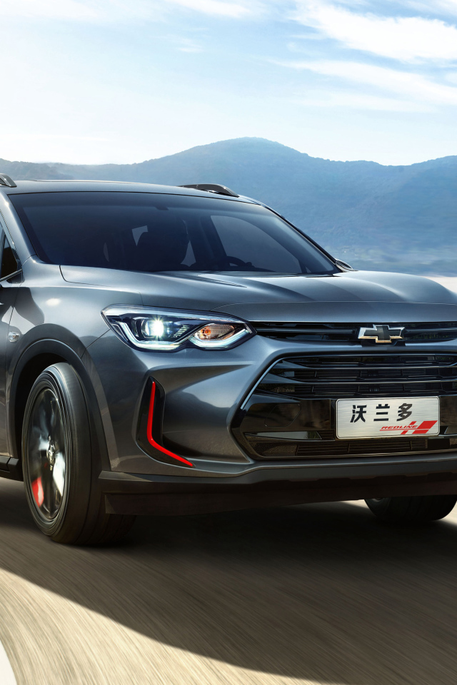 Серебристый внедорожник Chevrolet Orlando 2019 года