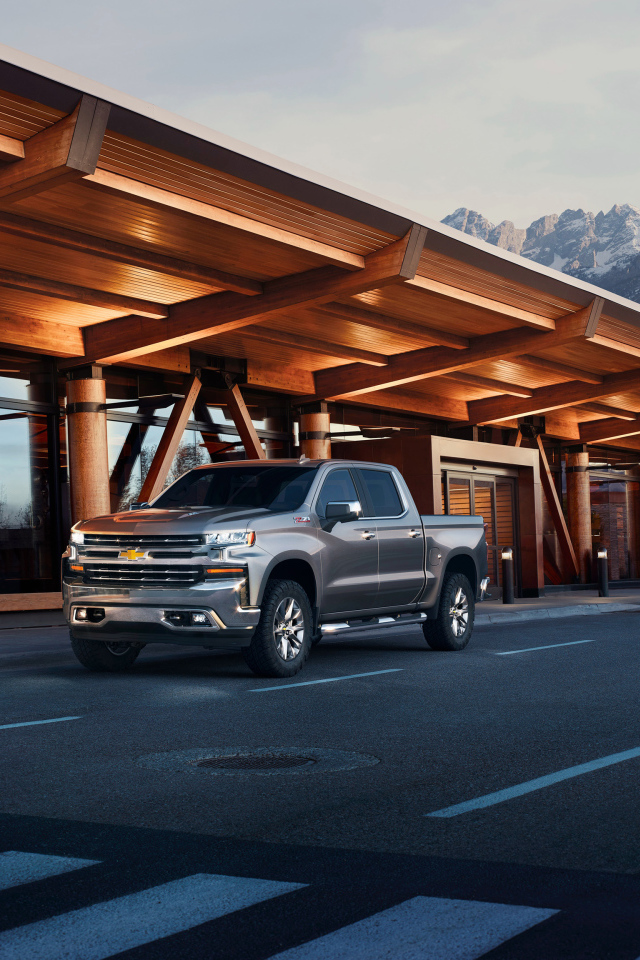 Серебристый пикап Chevrolet Silverado LTZ, 2018