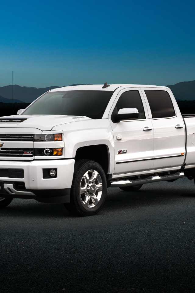 Белый пикап Chevrolet Silverado 2500, 2018 года