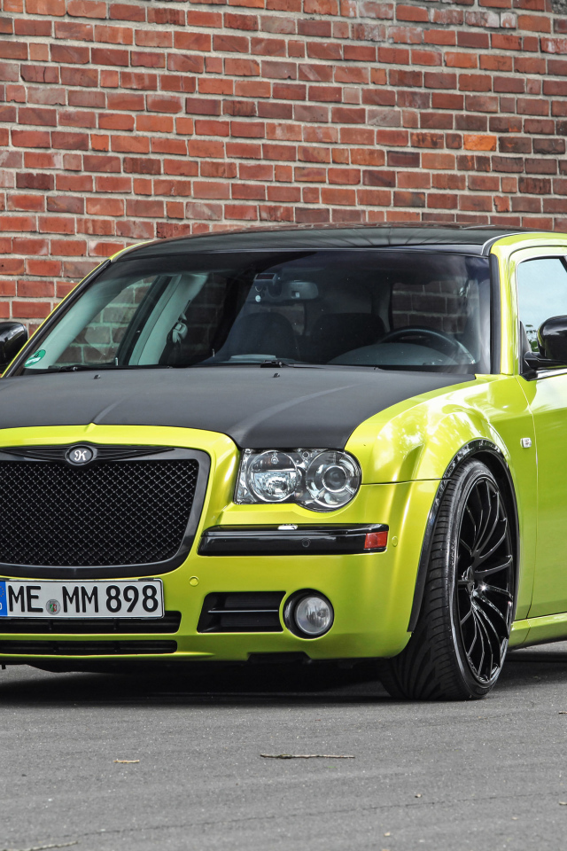 Стильный дорогой автомобиль Chrysler 300C SRT