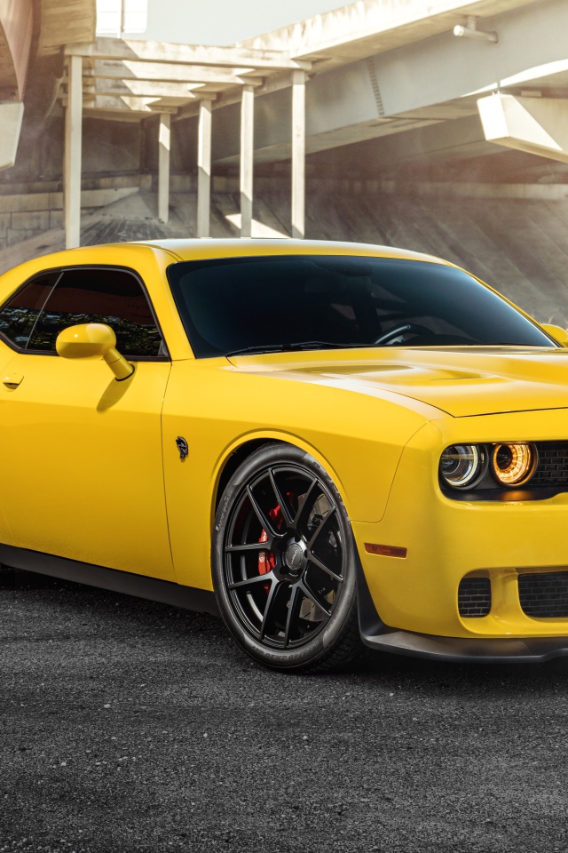 Оранжевый автомобиль Dodge SRT Hellcat