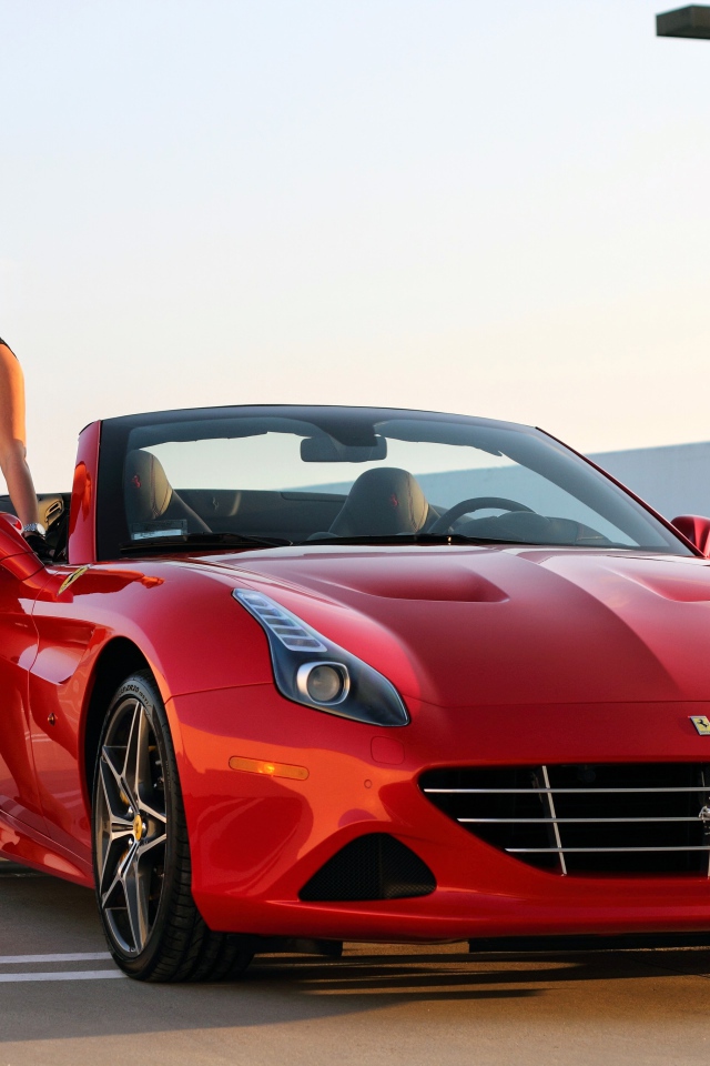 Красивая девушка у красного кабриолета Ferrari California