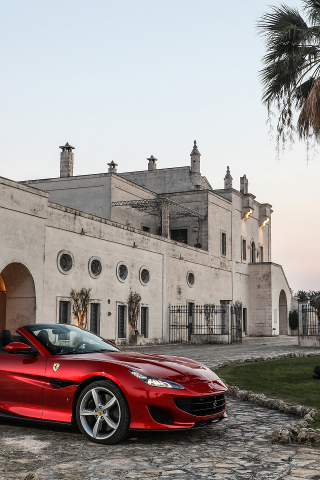 Красный автомобиль кабриолет Ferrari Portofino 2018