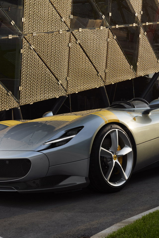 Серебристый автомобиль Ferrari Monza SP1