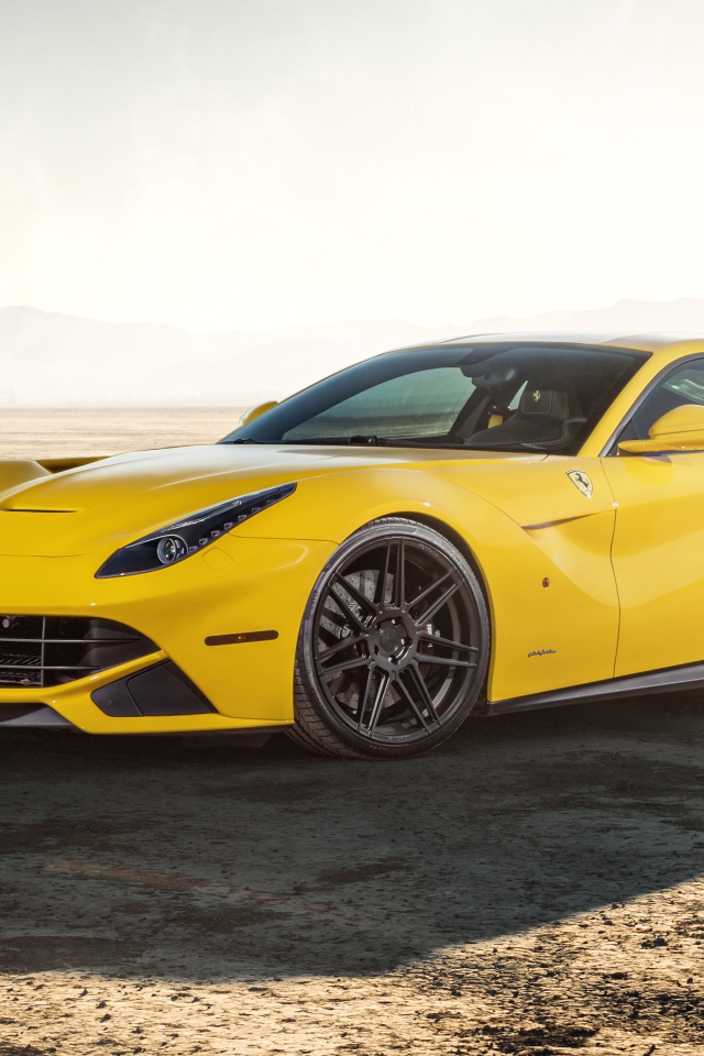 Спортивный автомобиль Ferrari F12 на песчаной дороге