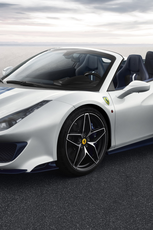 Белый автомобиль кабриолет Ferrari 488 Pista Spider