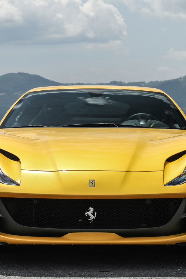 Желтый дорогой автомобиль Ferrari 812 Superfast 2018