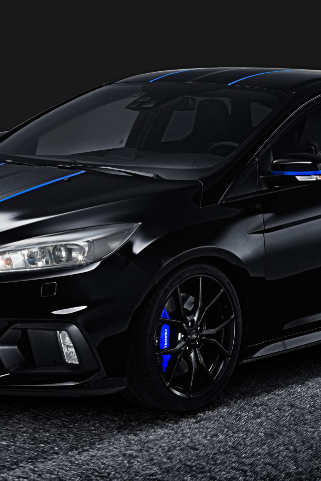 Черный автомобиль Ford Focus RS, 2018 на сером фоне