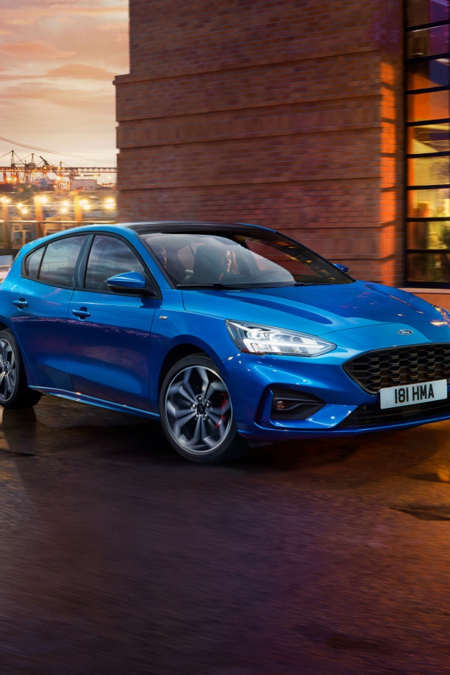 Синий компактный автомобиль Ford Focus