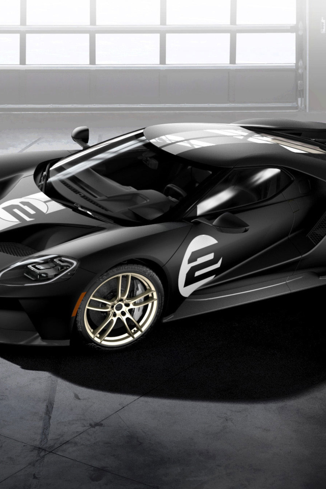 Серебристый спортивный автомобиль Ford GT 66 Heritage