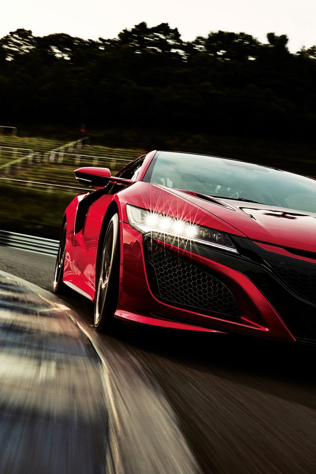 Красный автомобиль Honda NSX на трассе