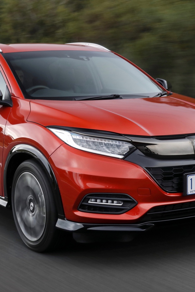 Красный автомобиль Honda HR-V RS 2019 года на трассе
