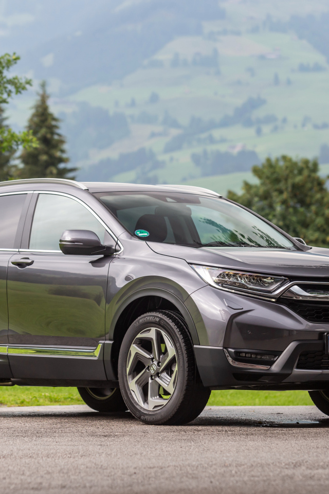 Серебристый внедорожник Honda  CR-V, 2018 года