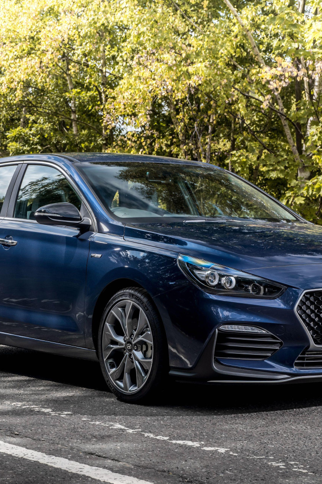 Синий автомобиль Hyundai i30 N Line 2018 года