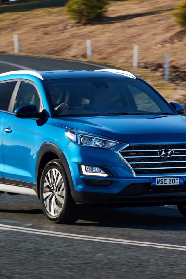 Синий внедорожник Hyundai Tucson 2019 года на трассе
