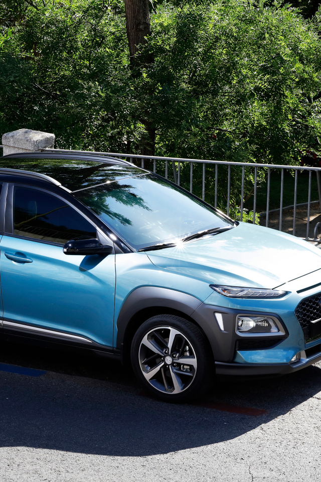 Голубой внедорожник Hyundai Kona