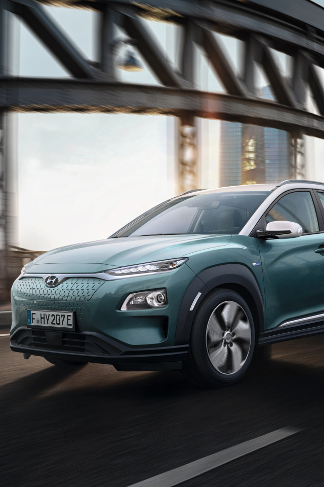 Электрический внедорожник Hyundai Kona, 2018 на трассе