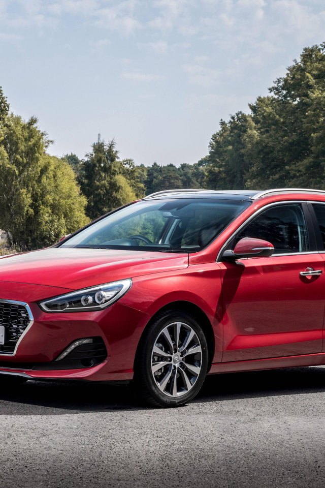 Красный автомобиль Hyundai i30 Tourer, 2018 года