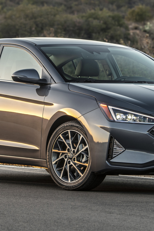 Серебристый автомобиль Hyundai Elantra, 2019