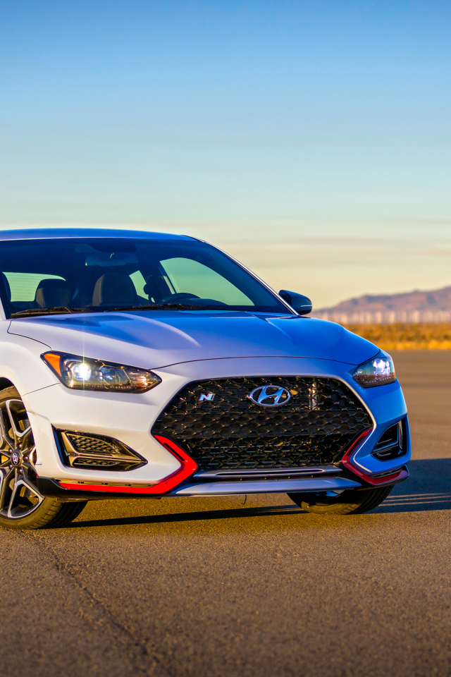 Белый автомобиль Hyundai Veloster N, 2018 на асфальте в лучах солнца
