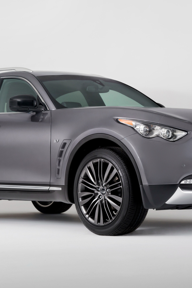 Серебристый автомобиль Infiniti QX70 на сером фоне