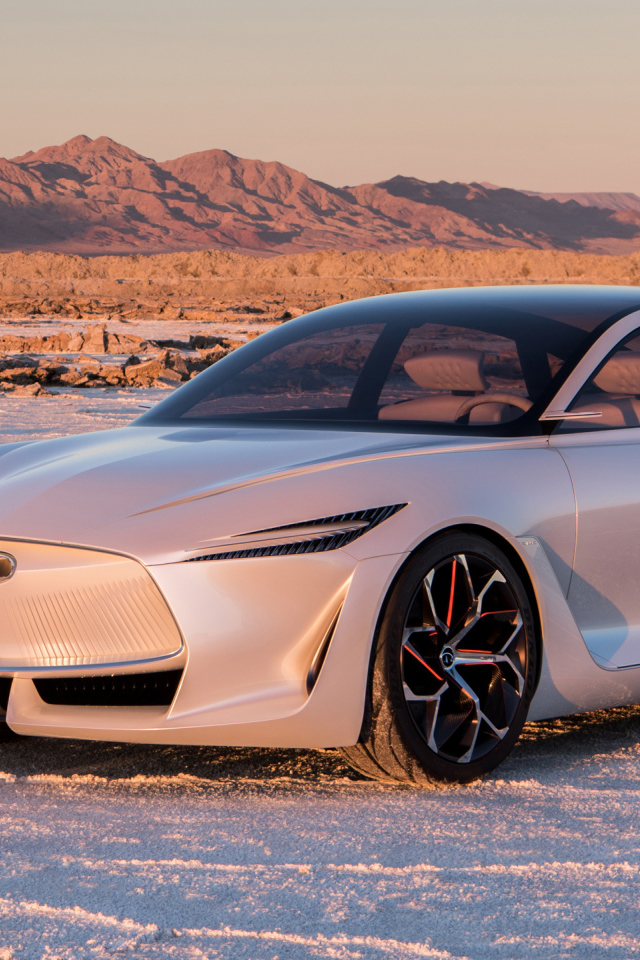 Серебристый автомобиль Infiniti Q Inspiration Concept, 2018 стоит на снегу на фоне гор