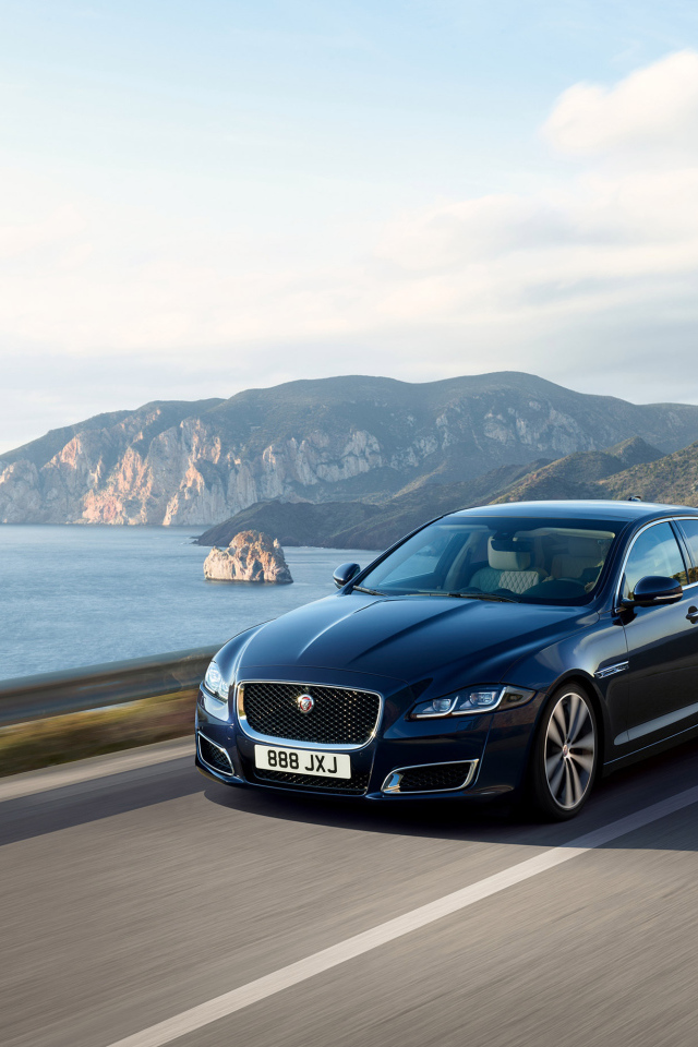 Черный автомобиль Jaguar XJ50, 2018 года на трассе