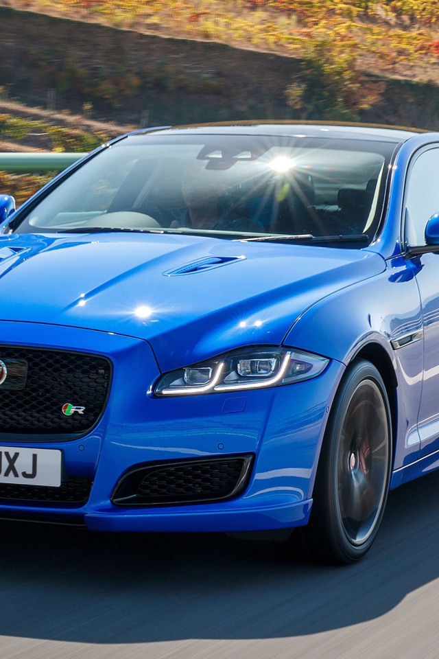 Синий автомобиль Jaguar XJR575, 2017 года