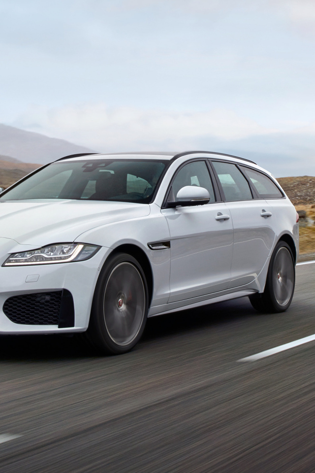 Автомобиль Jaguar XF S Sportbrake, 2017 года на трассе