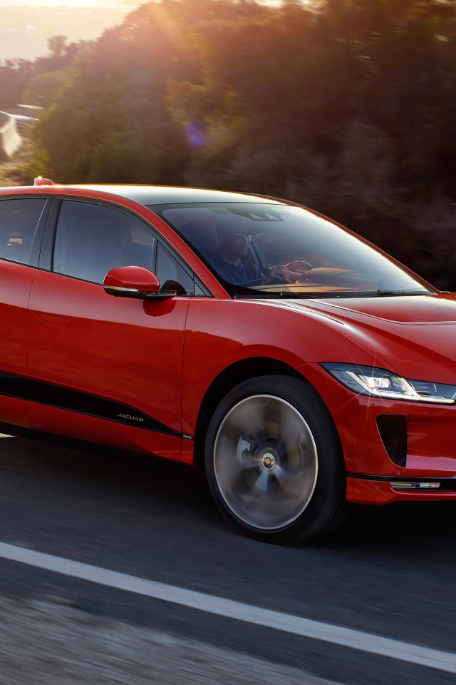 Красный электрический автомобиль Jaguar I Pace, 2019 года