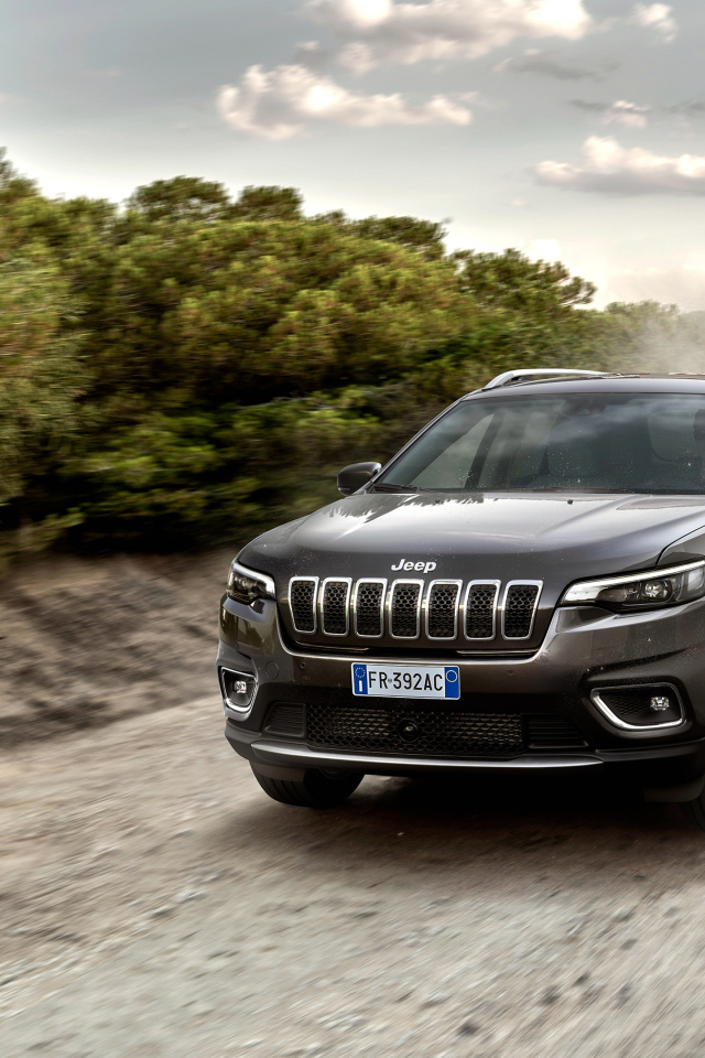 Черный внедорожник Jeep Cherokee Limited 2018 года