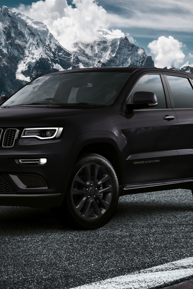 Черный Jeep Grand Cherokee S, 2019 на фоне заснеженных гор