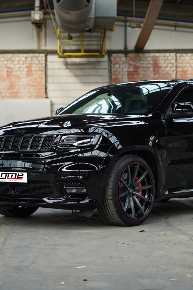 Черный автомобиль GME Jeep Grand Cherokee SRT 2018