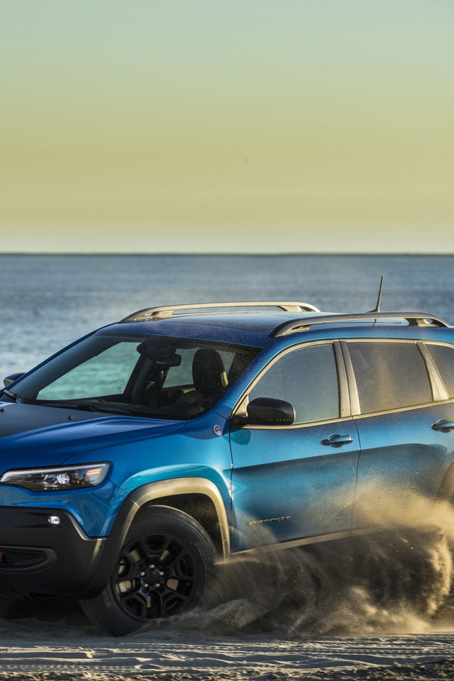 Внедорожник Jeep Cherokee Trailhawk, 2019 дрифт на песке