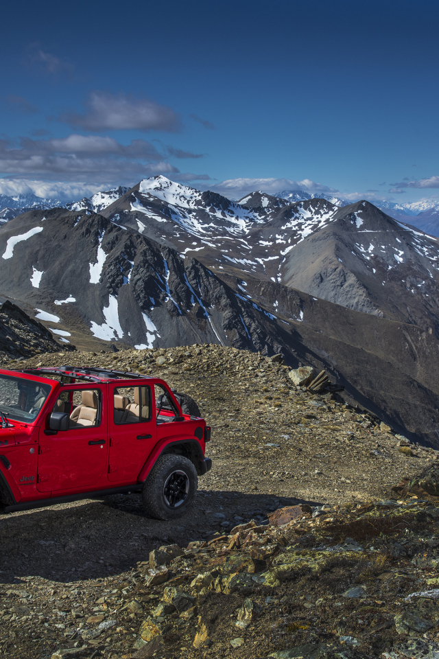 Красный Jeep Wrangler в горах