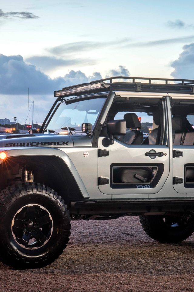 Серебристый Jeep Switchback на берегу