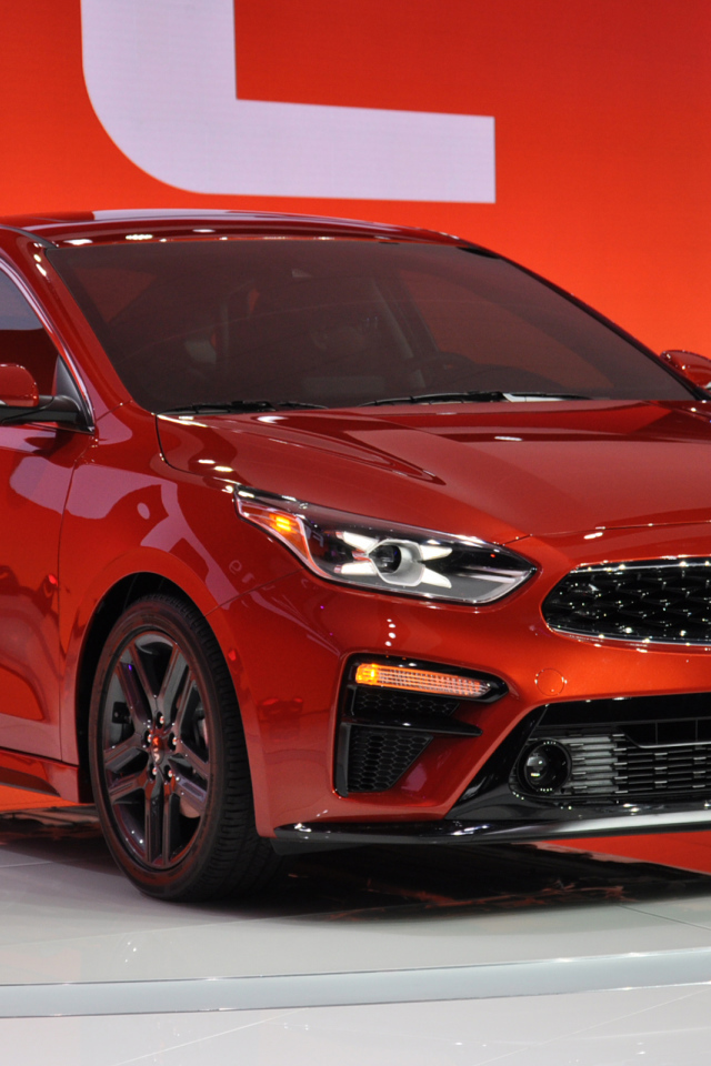 Красный новый автомобиль Kia Forte 2019 года в магазине